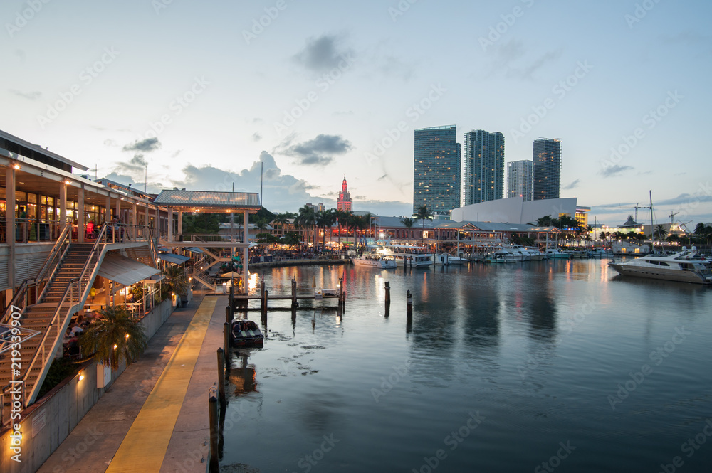 Naklejka premium miami bay dusk time