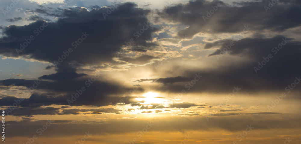 Obraz premium Cloudy sky at sunset