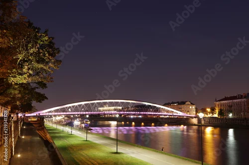 Obraz Kladka Ojca Bernatka, Bridge in Krakow, Kazimierz, night