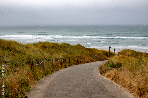 paved path to the nye beach pacific ocean newport oregon usa