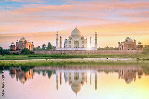 Fototapet Panoramic view of Taj Mahal at sunset