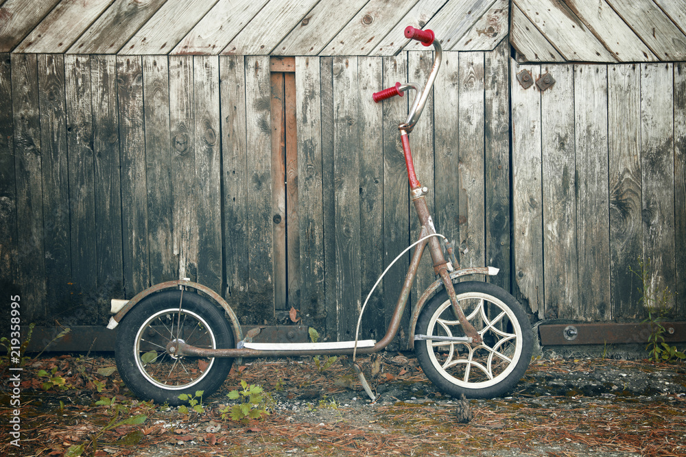 Fototapeta premium Old rusty retro bicycle on a wooden wall