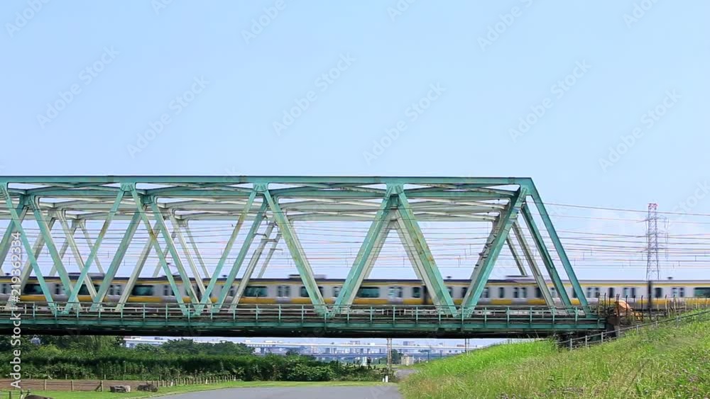 日本の風景。橋を走行する鉄道。