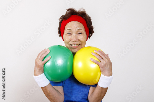 ボールを使って運動するシニア女性 © beeboys