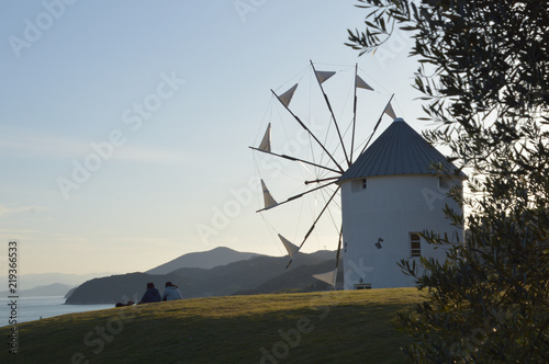 ギリシャ風車がある丘の夕景 © FUJIOKA Yasunari
