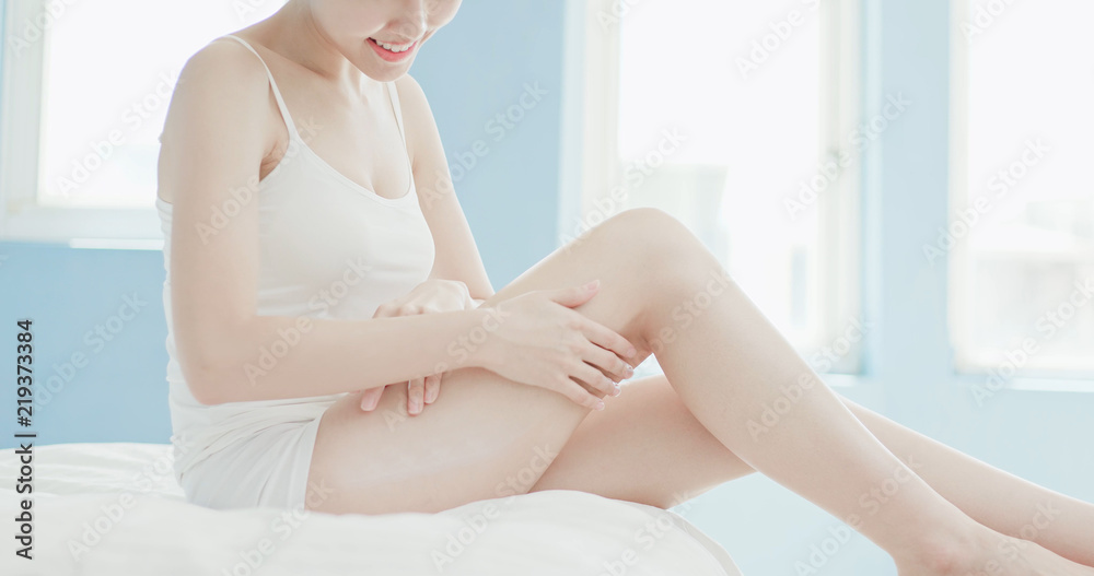 Obraz premium woman apply cream with leg