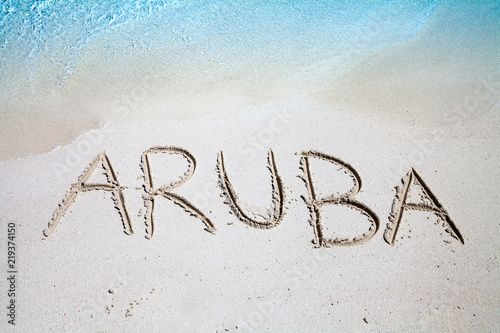 Obraz na płótnie The inscription of Aruba on the beach of white sand w salonie