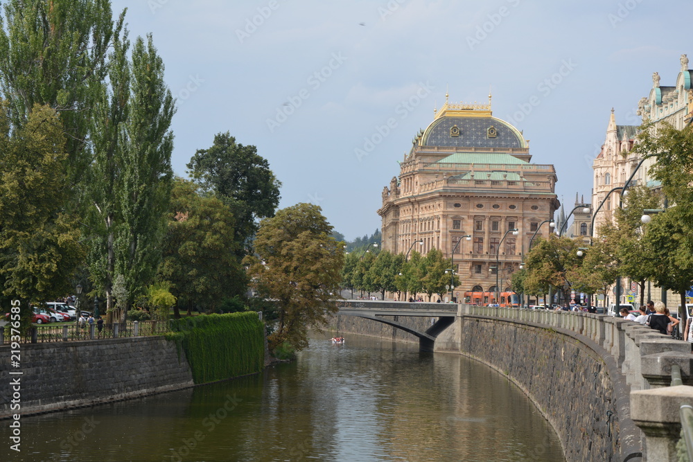 Fototapeta premium Blick zum Nationaltheater in Prag