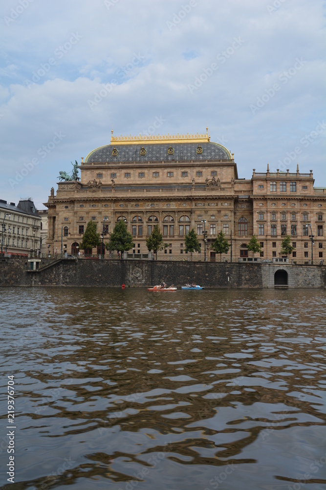 Fototapeta premium Blick zum tschechischen Nationaltheater in Prag