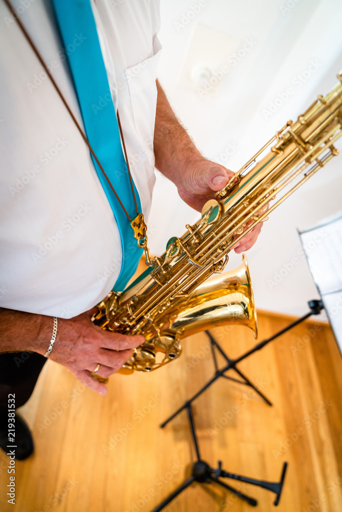 Naklejka premium the saxophone stands and is played in gold