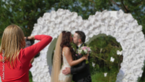 wedding photographer takes pictures of newlyweds in nature