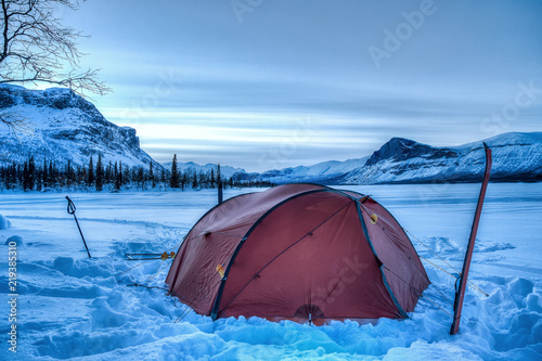 Winter Camping auf dem Kungsleden Wandertrail in Schweden im Sarek Nationalpark