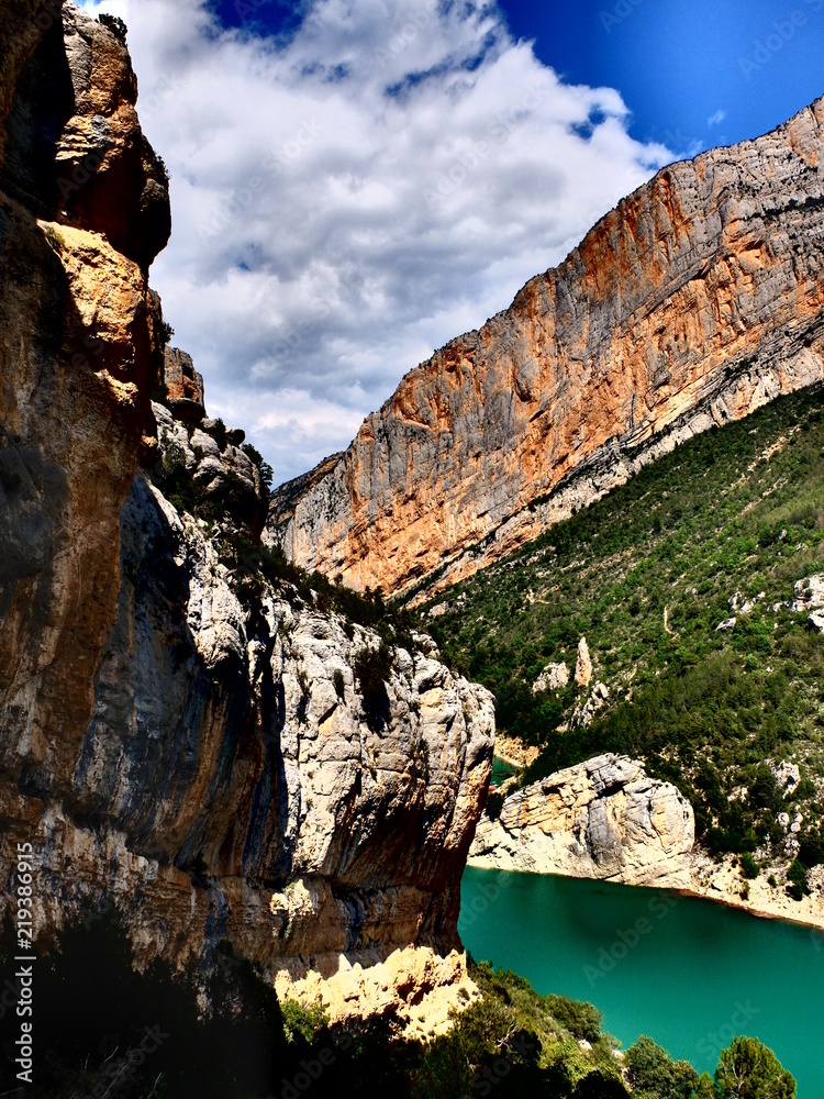 Fototapeta premium Serra de Montsec et falaise et lac en Espagne