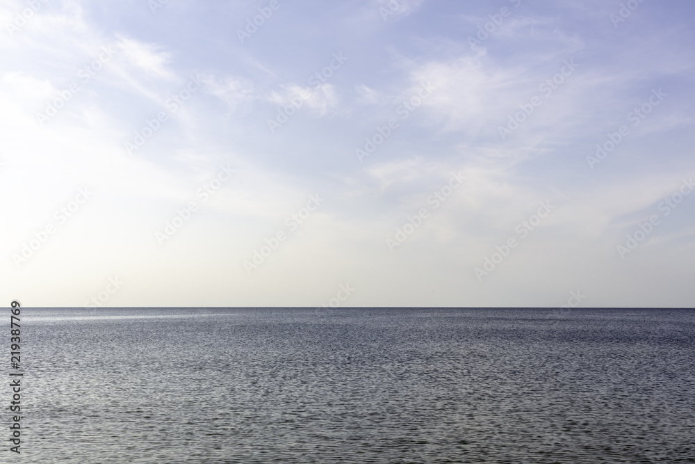 Fototapeta premium Morze Bałtyckie, widok z zachmurzonym niebieskim niebem 