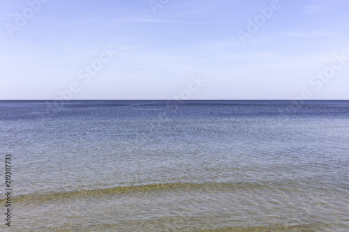 Morze Bałtyckie, widok z zachmurzonym niebieskim niebem 