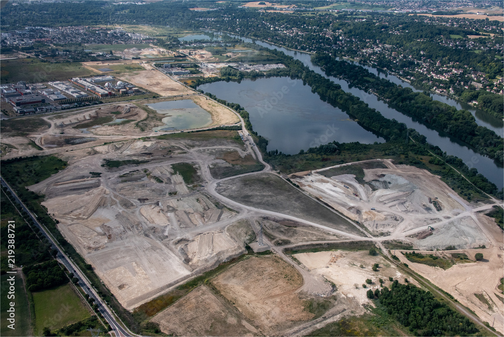 vue aérienne de sablières à Achères dans les Yvelines en France