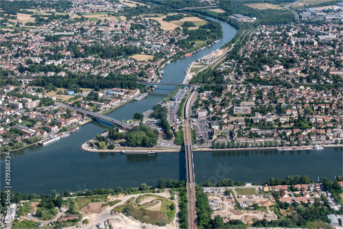 vue aérienne de la ville de Conflans-Sainte-Honorine dans les Yvelines en France photo