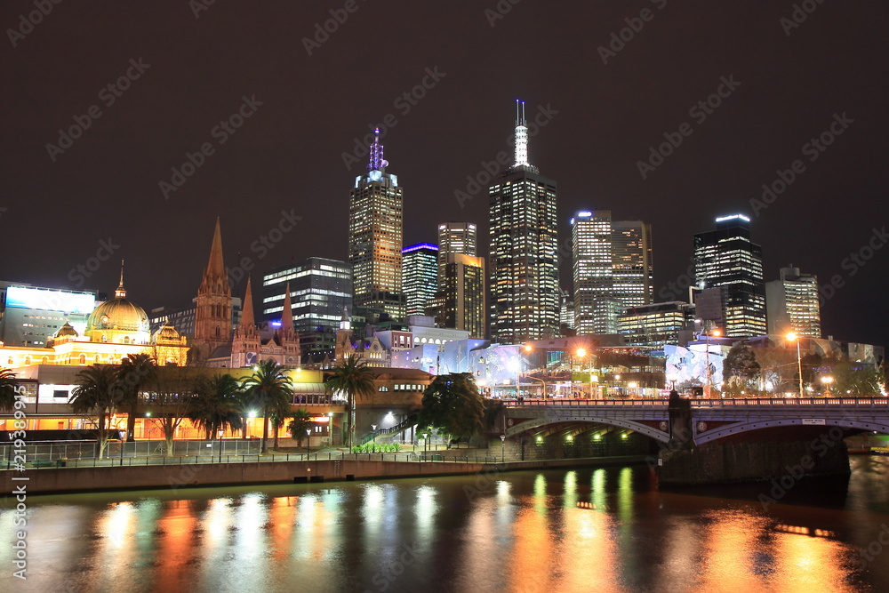 Melbourne skyline over Yarra river 