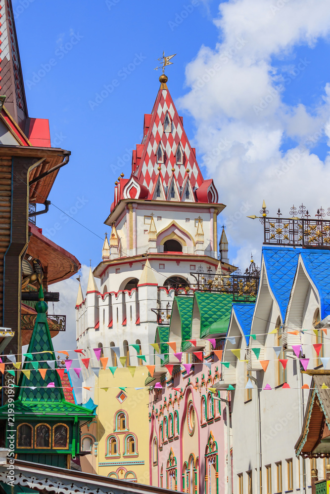 Φωτογραφία Buildings of Izmailovo Kremlin against blue sky in sunny summer morning in Mosco