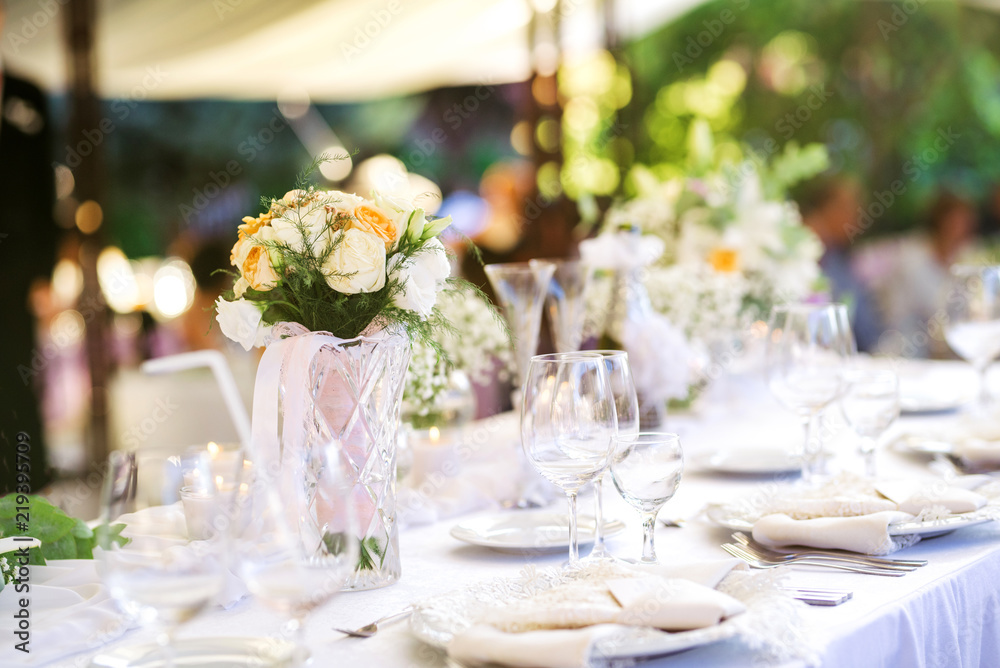 Fototapeta premium Beautiful fresh flowers table decoration in a restaurant for a special event