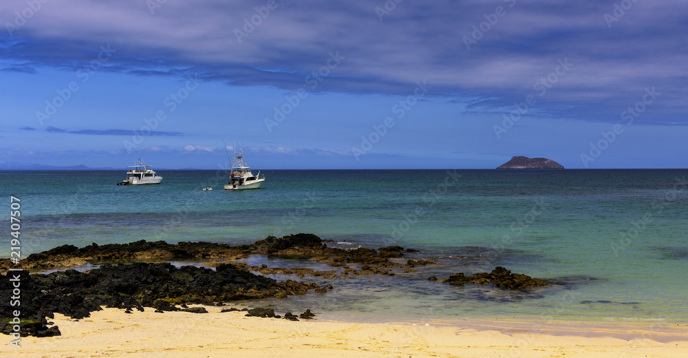 Fototapeta premium Holiday feeling on the sandy beach of Floreana, Galápagos-Archipel