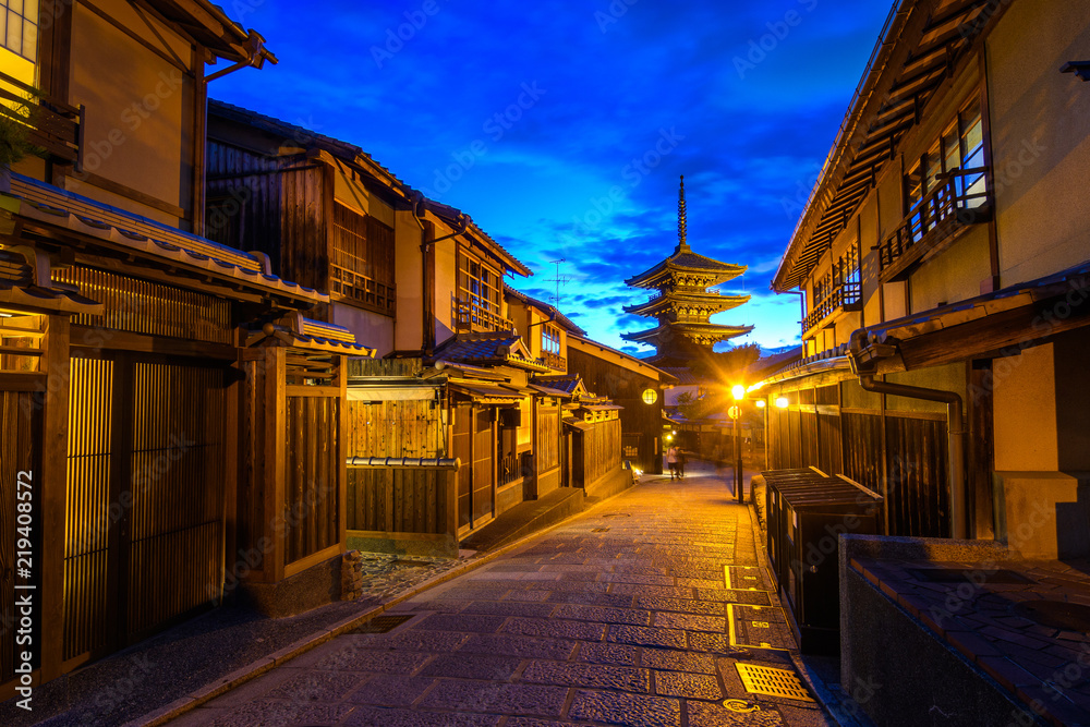 Fototapeta premium traditional street of higashiyama district in Kyoto old town, Japan