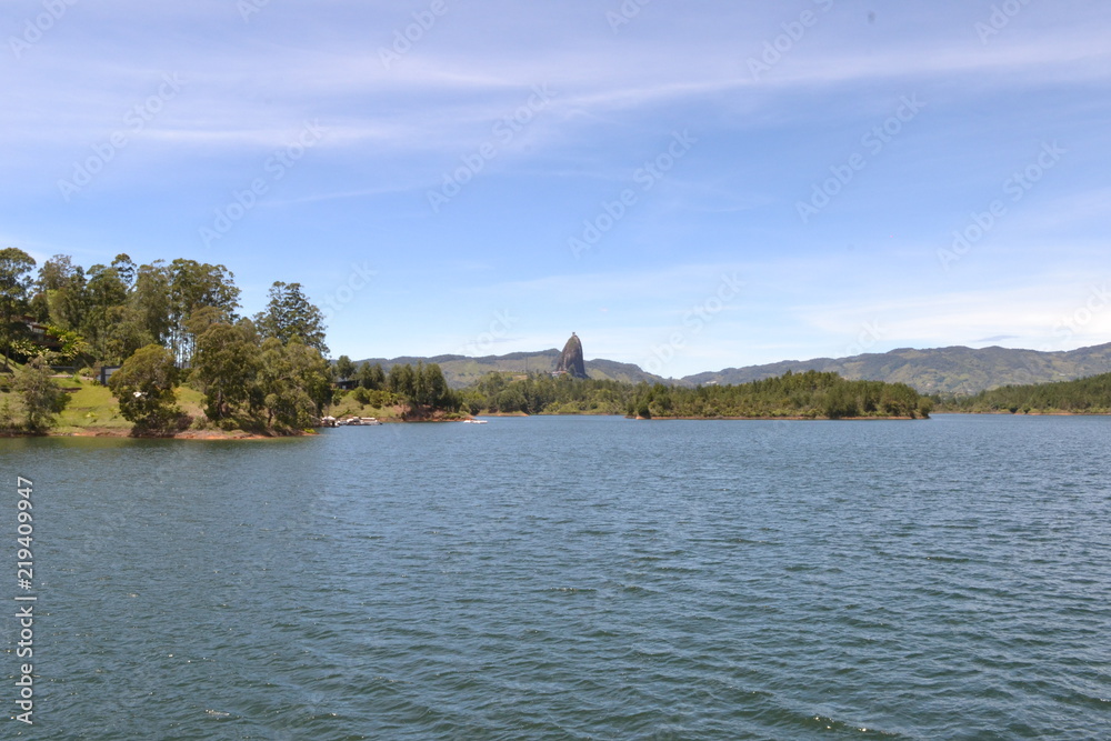 piedra roca montañas agua acuatico lago paisaje colombia guatape peñol represa naturaleza paisaje turismo arboles  stone rock landscape mountains lake landscape nature reserve rock water landscape tre