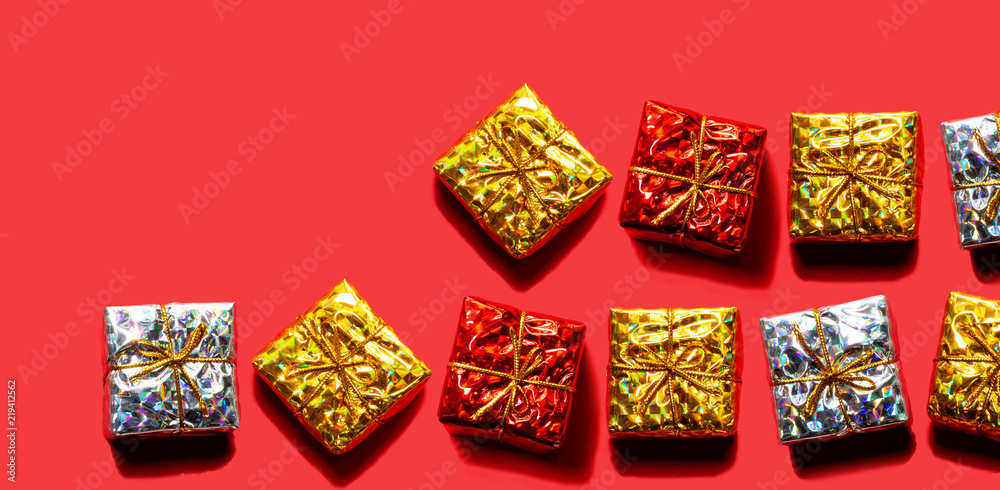 赤バックにゴールドとシルバーと赤のプレゼントを並べて置く