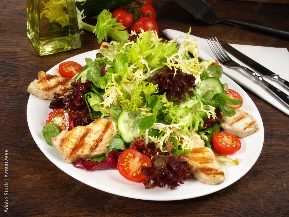 Gemischter Salat mit Putenbrust vom Grill Stock-Foto | Adobe Stock
