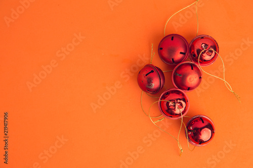 Obraz na płótnie Christmas tree ornament jingle bells on colorful background w salonie