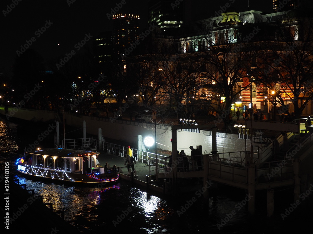クリスマスのライトアップの川辺と船