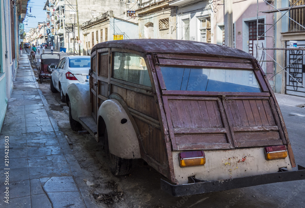 Old cars in havana, kuba