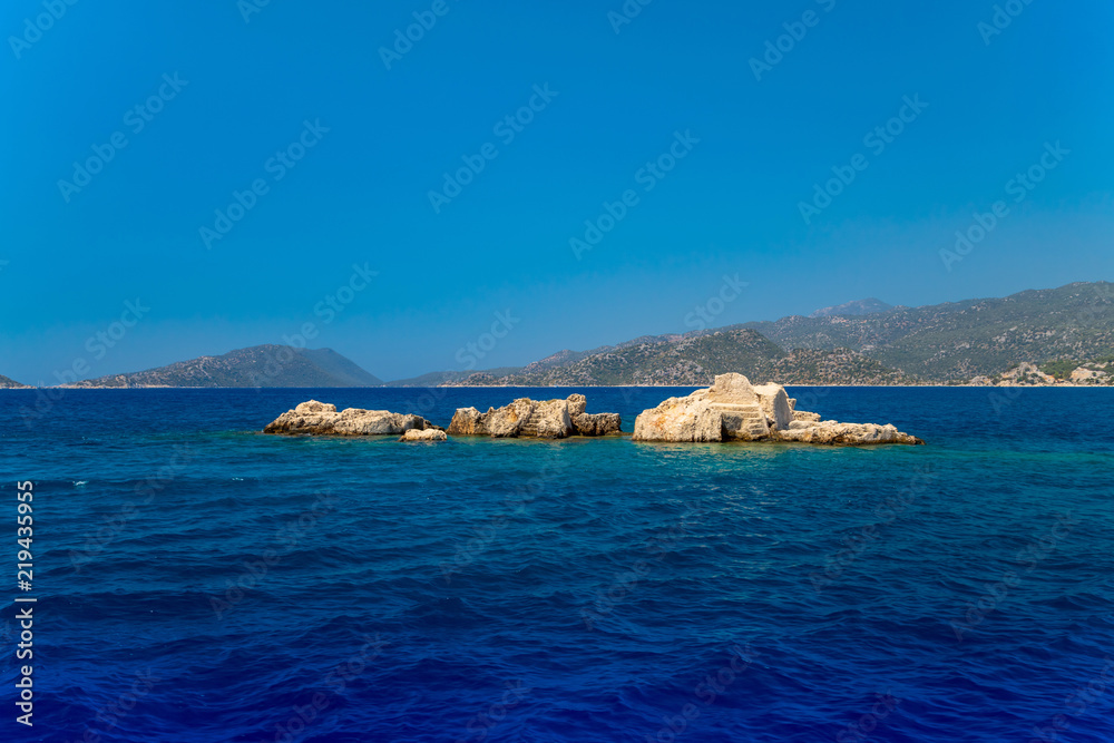 Глубокое синее море, зеленые острова. Турция. Лето
