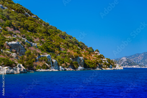 Глубокое синее море, зеленые острова. Турция. Лето