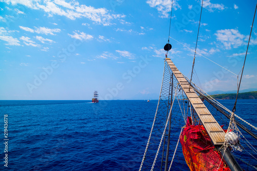 Большая парусная лодка, парусный спорт в синем Средиземном море вид с мачты