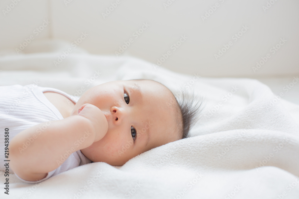 指をしゃぶる赤ちゃん