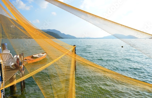 Zur Dekoration aufgespanntes Fischernetz am Boots-Anlegesteg von Peschiera Maraglio am Lago d´Iseo, Iseosee, Nord-Italien, Juli 2018 photo