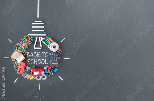 Back to school light bulb icon