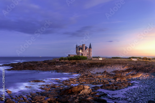 Εκτύπωση καμβά La nuit tombe sur le château Turpault à Quiberon.
