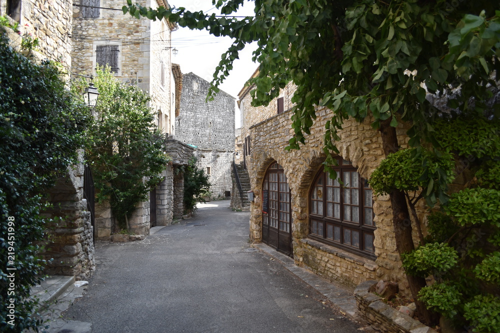 Rue de Aiguèze dans le Gard au bord Ardeche