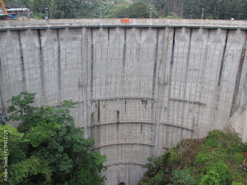 Presa hidroeléctrica en América Central