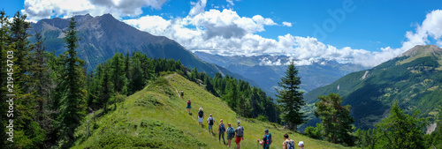 Photo de paysage panoraminque de haute montagne et de chemins de randonnée dans les alpes