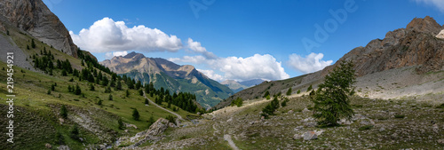 Photo de paysage panoraminque de haute montagne et de chemins de randonnée dans les alpes