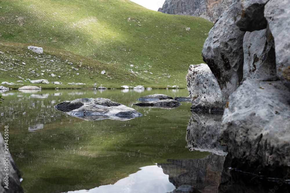 Fototapeta premium Photo de paysage panoraminque de haute montagne et de chemins de randonnée dans les alpes