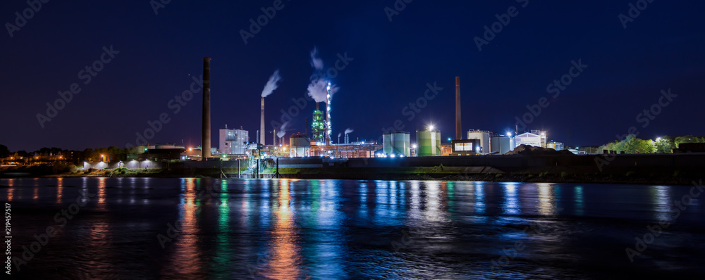 Industrieanlage bei Nacht Panorama