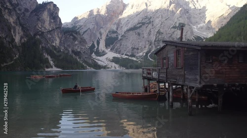 Paseo en barca por el lago de montaña Lago Di Braies photo