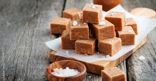 Obraz na płótnie Salted caramel pieces and sea salt