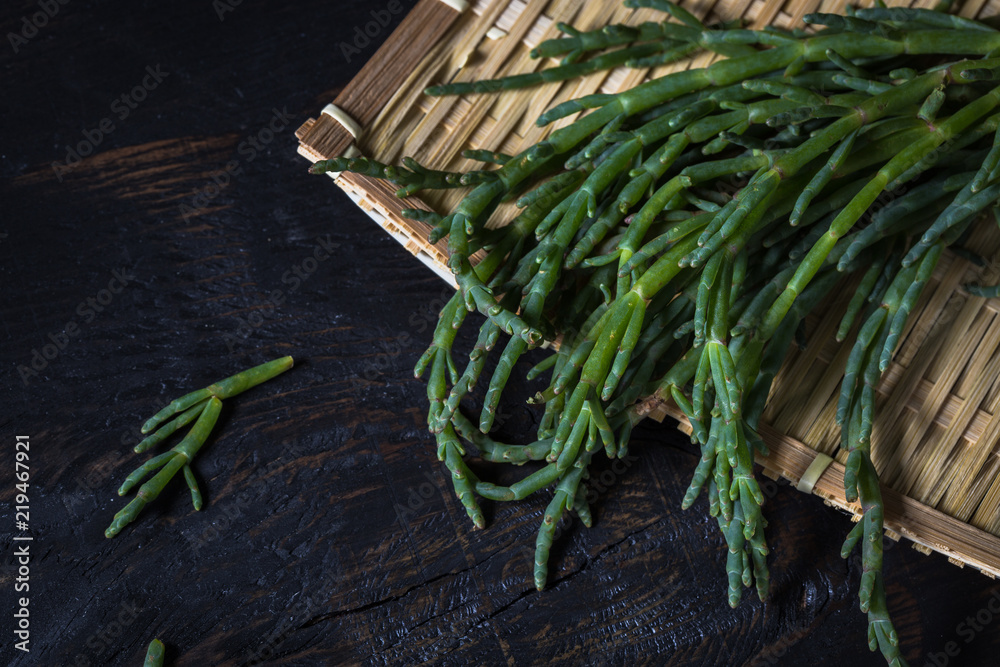 Obraz premium Salicornia Sea Beans on dark wood background