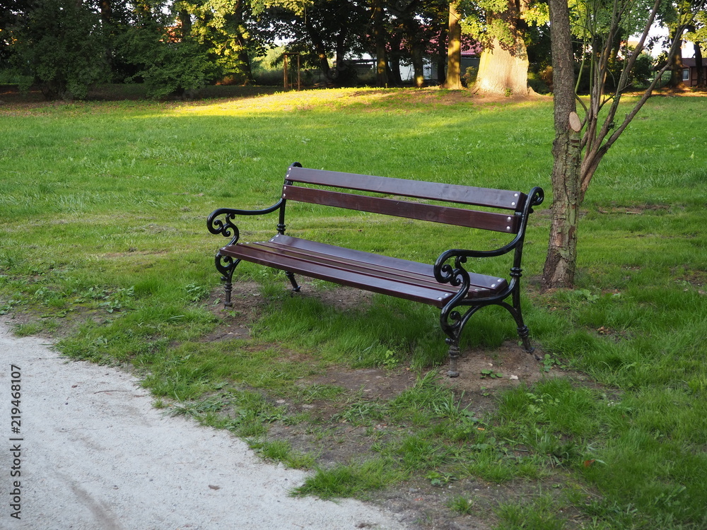 Brązowa drewniania ławka w parku Brązowa drewniania ławka w parku