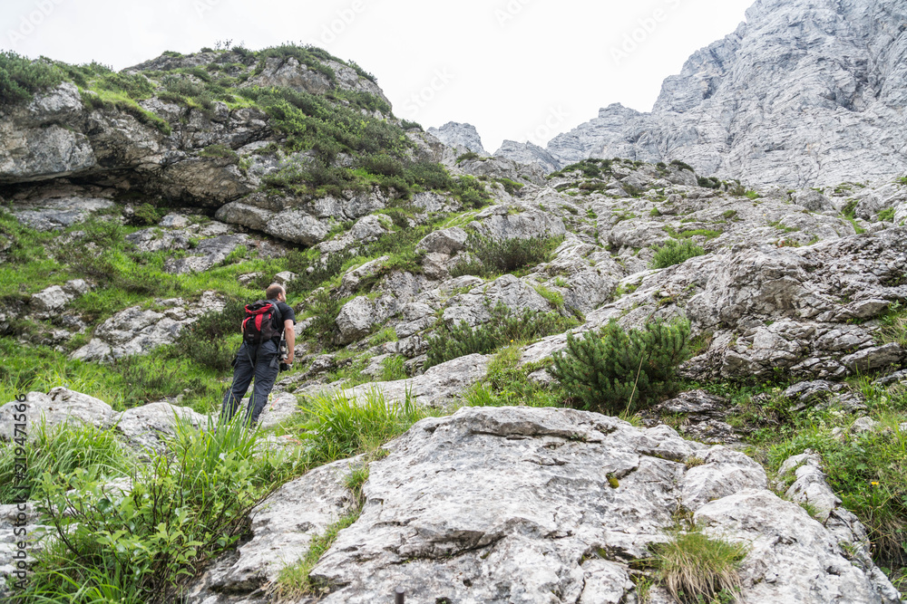 Wanderer im Klettersteig  (Triglav Nationalpark)
